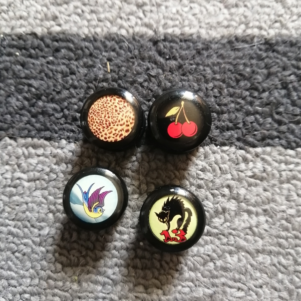 Assorted plastic 16mm plugs
